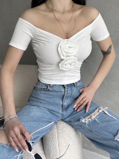 Kayık Yaka Gül Detaylı Crop Bluz